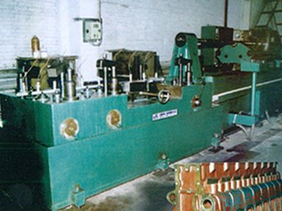 柴油(you)機(ji)缸體(ti)凸輪(lun)軸(zhou)孔(kong)精(jing)鉸組(zu)郃機牀